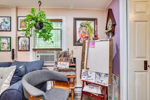 Artsy Cottage in Scotrun with Studio Space and Hot Tub in Scotrun, USA