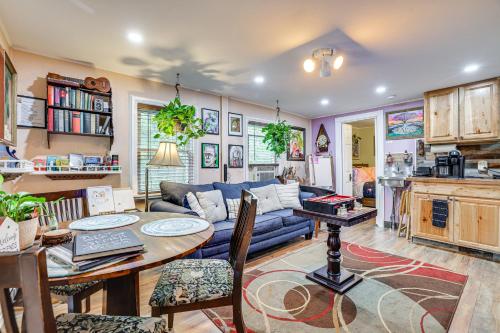 Artsy Cottage in Scotrun with Studio Space and Hot Tub in Scotrun, USA