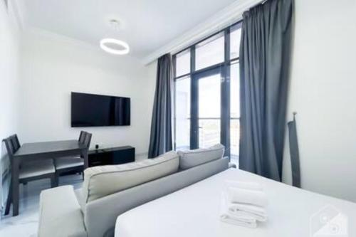 Cozy Spacious Studio With Balcony Dubai, Дубай (фото 2)