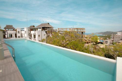 Bright Downtown Studio with Pool Jacuzzi Gym and Parking