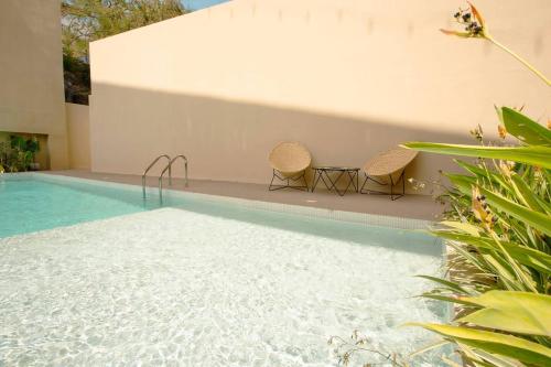 Bright Downtown Studio with Pool Jacuzzi Gym and Parking