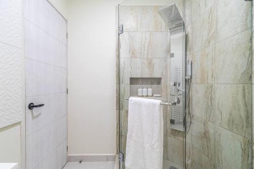2 BD Suite with Balcony Gym Rooftop Pool Hot Tub - image 4