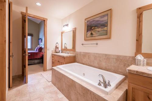 Angani Way Townhome with access to pool hot tub tennis and golf - image 34