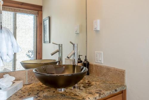 Andora Villa on Trail Creek walk to town - image 2