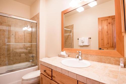 Bridgepoint Condominiums on Creek Walk to Town - image 11
