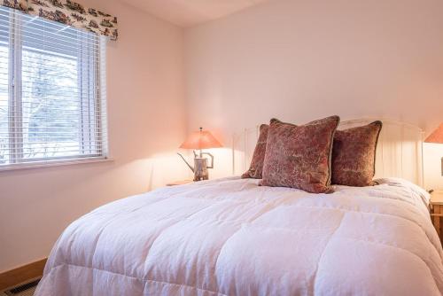 Bridgepoint Condominiums on Creek Walk to Town - image 6