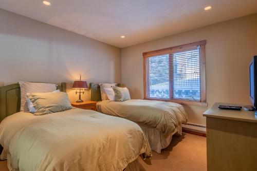 Sunburst Condominiums Elkhorn Summer Pool - image 14