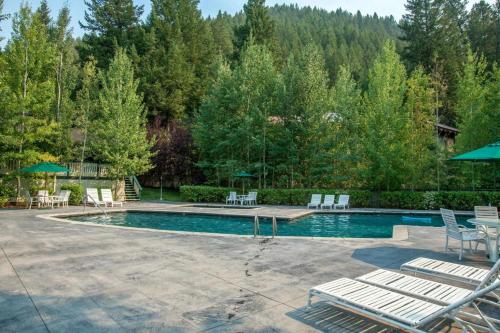 Prospector Condominiums walk to lift - image 12