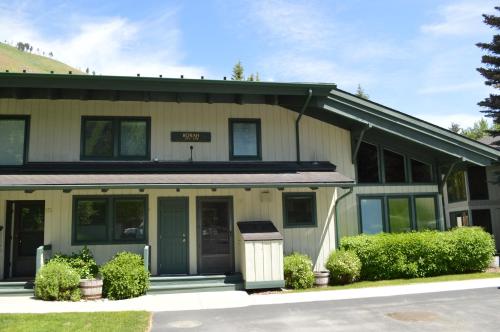 Prospector Condominiums walk to lift - image 9