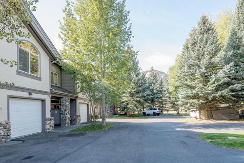 Harriman Townhome Pool Access Walk to Ketchum - image 2