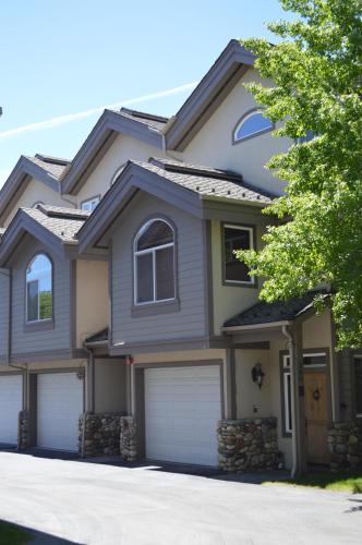 Harriman Townhome Pool Access Walk to Ketchum - image 11