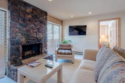 Sawtooth Condo in Warm Springs walk to lifts - image 11