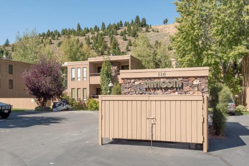Sawtooth Condo in Warm Springs walk to lifts - image 2