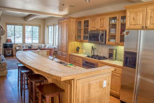 Spacious Townhome - Walk to Ski Lifts and Downtown Ketchum - image 7