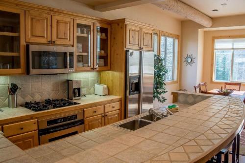 Spacious Townhome - Walk to Ski Lifts and Downtown Ketchum - image 39