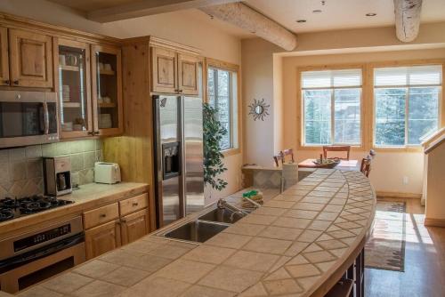 Spacious Townhome - Walk to Ski Lifts and Downtown Ketchum - image 12
