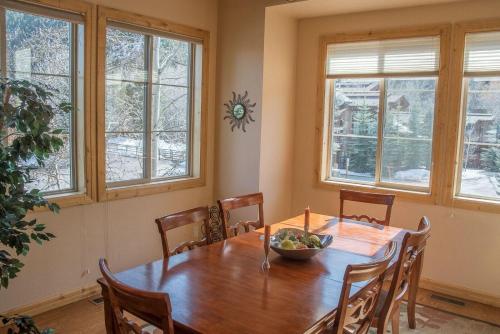 Spacious Townhome - Walk to Ski Lifts and Downtown Ketchum - image 10