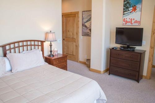 Spacious Townhome - Walk to Ski Lifts and Downtown Ketchum - image 27