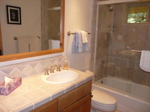 Spacious Townhome - Walk to Ski Lifts and Downtown Ketchum - image 29