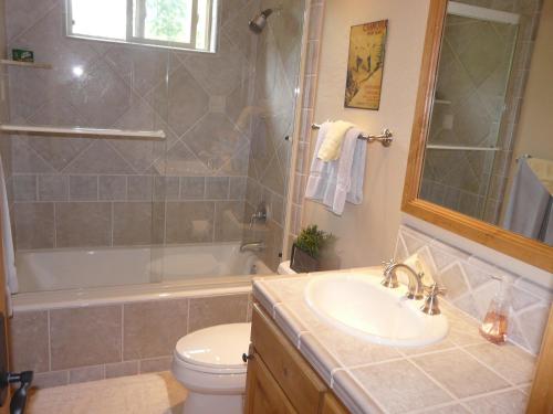 Spacious Townhome - Walk to Ski Lifts and Downtown Ketchum - image 2