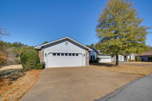 Lovely Hot Springs Home with Lake Balboa Access in Hot Springs Village, USA