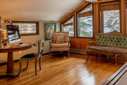 Northwood Home - New Listing - Luxury Home With Room for the Family - image 12