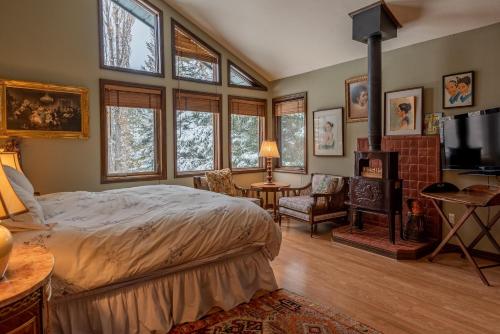 Northwood Home - New Listing - Luxury Home With Room for the Family - main image