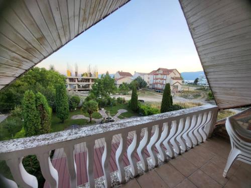 Vreshtat e Liqenit-Ezerski Llozja in ستروجا