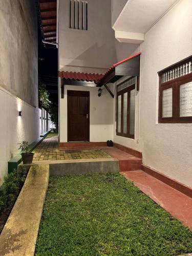 Win Min Accommodation in Polgasowita