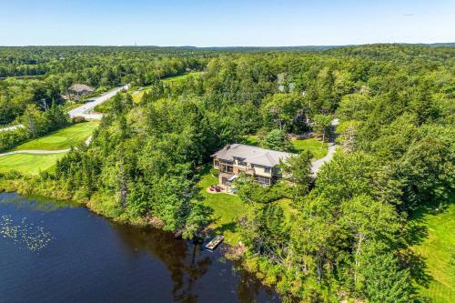 . Serene modern Lakehouse on Golf Course