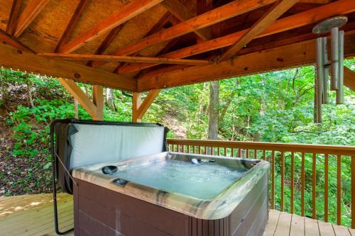 Ravens Hollow Private Pool Hot Tub Games in Pigeon Forge, USA