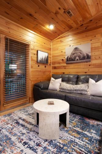 Ravens Hollow Private Pool Hot Tub Games in Pigeon Forge, USA