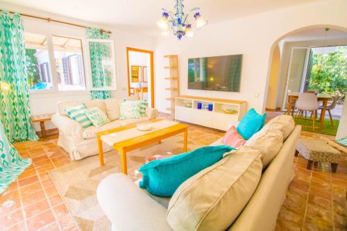 Beautiful villa near the beach - Tap to explore photos