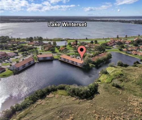 Lakefront Retreat In Winterset