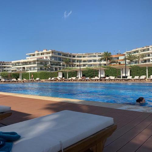 Stunning Sea Front Chalet In Tripoli in 的黎波里