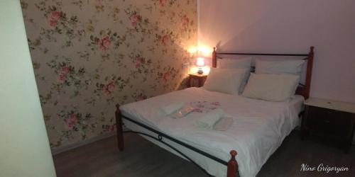 1 queen bed, 1 twin bed, 2 sofa beds