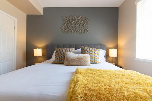 Modern Suitevipwifipool2 King Bedsac in Santa Clarita, USA