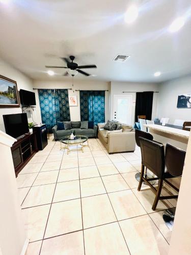 Gorgeous 3BR 3BA Home W Private Hot tub, 3k Arcade Games & private garage- 5mins to the Airport in San Antonio, USA