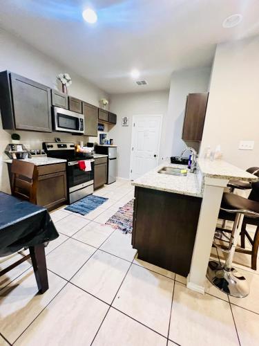 Gorgeous 3BR 3BA Home W Private Hot tub, 3k Arcade Games & private garage- 5mins to the Airport in San Antonio, USA