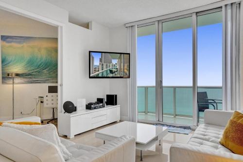 Beach Penthouse & Ocean Paradise in Hollywood, USA