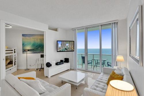 Beach Penthouse & Ocean Paradise in Hollywood, USA