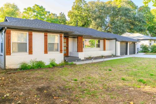 Modern Midway Hollow with Pool! in Dallas, USA