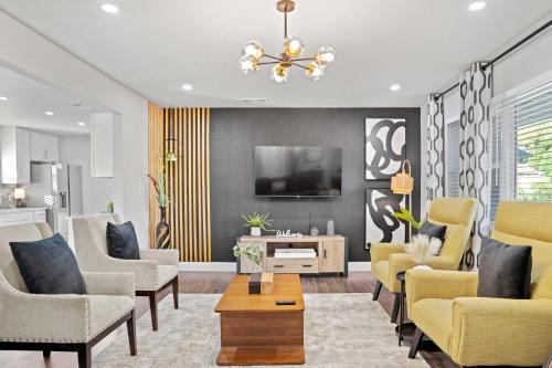 Modern Midway Hollow with Pool! in Dallas, USA