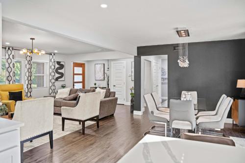 Modern Midway Hollow with Pool! in Dallas, USA