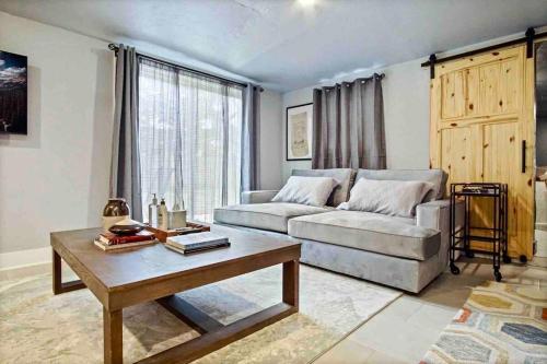 Winter Hideaway Cozy Holiday Esccape 40-4 in Oklahoma City, USA