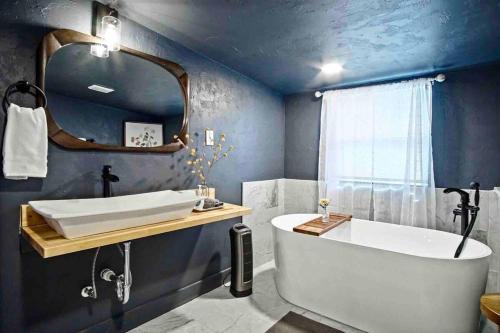 Uptown Studio Soaking Tub & Private Yard #04