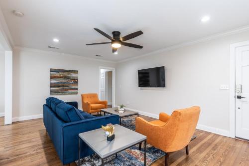 Calmont Urban Farmhouse in Fort Worth, USA