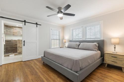 Calmont Urban Farmhouse in Fort Worth, USA