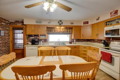 Cozy Home with ATV Trail Access in Berlin! in Shelburne (NH)