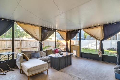 Pet-Friendly Tampa Bay Getaway Walk to the Water! in Oldsmar, Vereinigte Staaten von Amerika